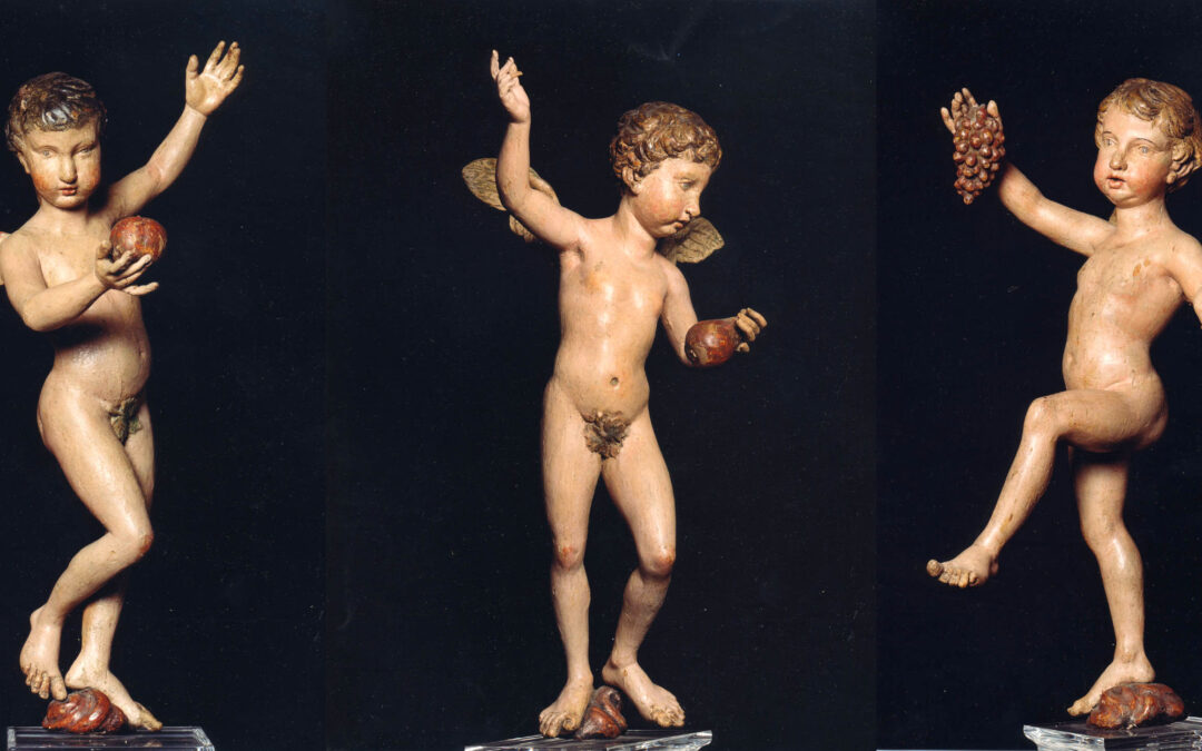 Domenico Cafaggi (Firenze, 1530 – Siena, 1608) Tre amorini danzanti, in atto di porgere frutti Legno scolpito e dipinto, cm 55 (h) 1600 circa